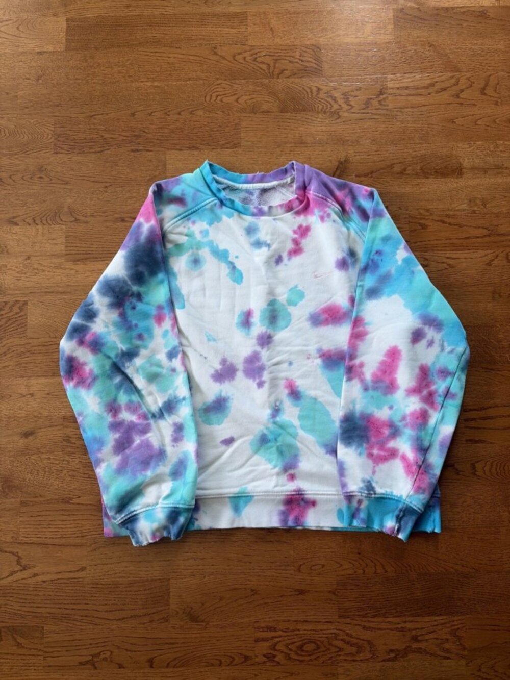 Nike Tie Dye Women's Crewneck Sweatshirt Pullover White Blue Purple Pink Swoosh - Picture 1 of 5
